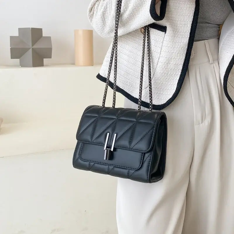 Bolsa Tiracolo Pequena Textura Matelassê Alça Corrente