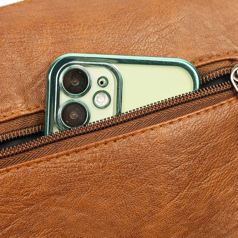 Bolsa Transversal com Detalhe de Coração e Bolsos