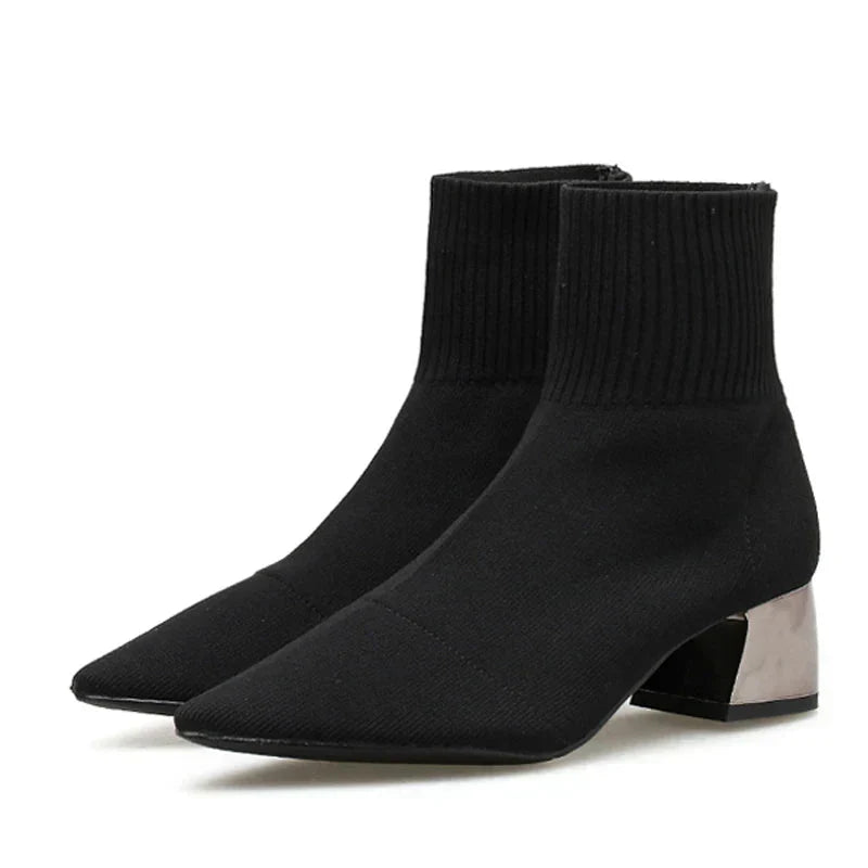 Bota Feminina de Cano Curto com Bico Fino Tecido Elástico Salto Baixo – (Promoção de Inverno 2025)