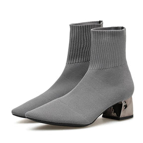Bota Feminina de Cano Curto com Bico Fino Tecido Elástico Salto Baixo – (Promoção de Inverno 2025)