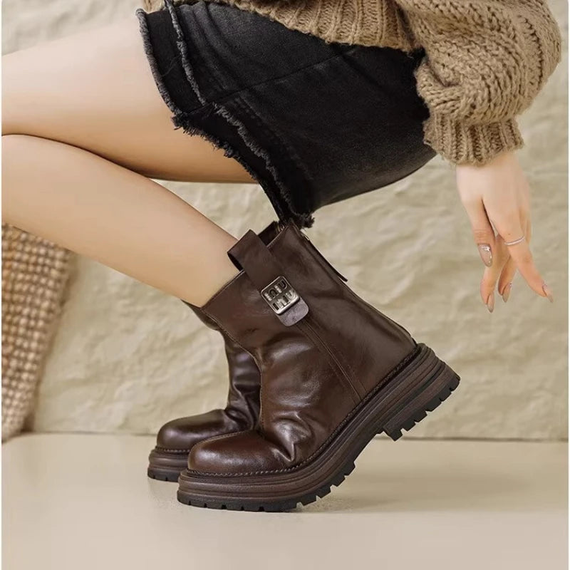 Bota Feminina Vintage com Salto Médio e Forro Design Fashion Solado Grosso