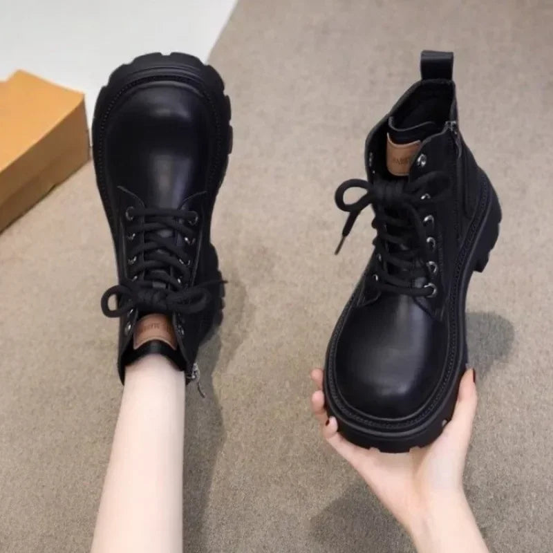Bota Feminina Cano Curto Solado Grosso Antiderrapante (Promoção de Inverno 2025)