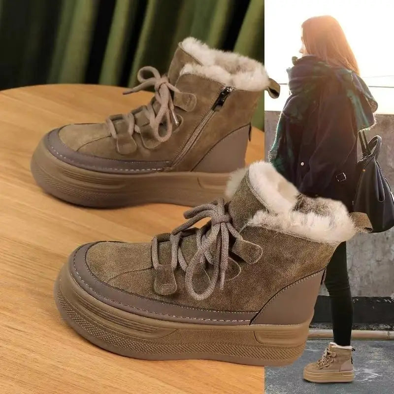 Bota Feminina em Camurça com Plataforma e Forro Peluciado – (Promoção de Inverno 2025)